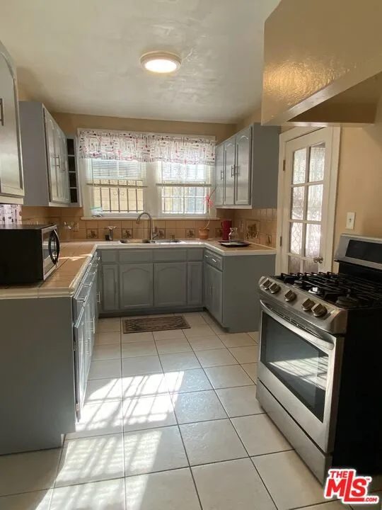 428 S Hoover Street, Los Angeles, California 90020 home-pic-3